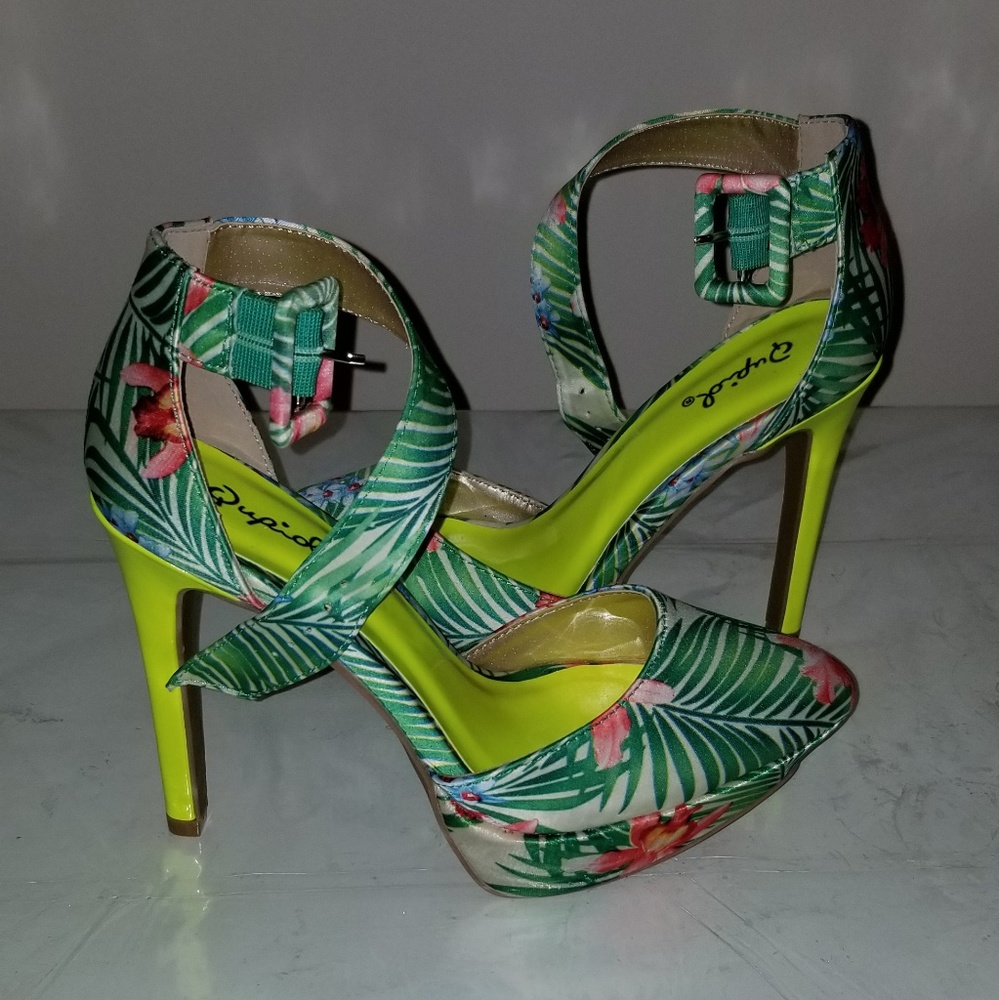 Women Multi Printed High Heel shoe size 7.